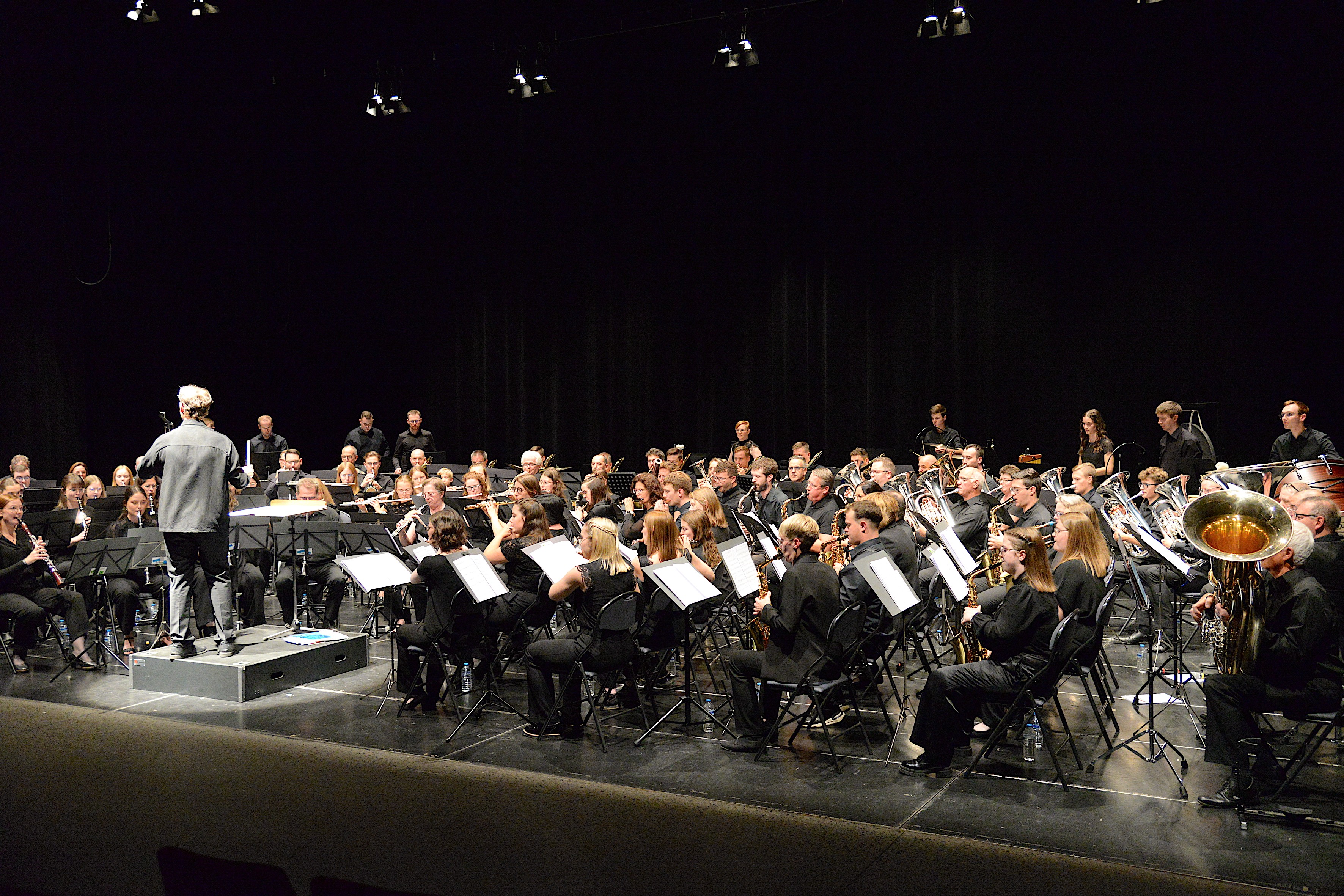 140 Play-In Musiker auf einer Bühne